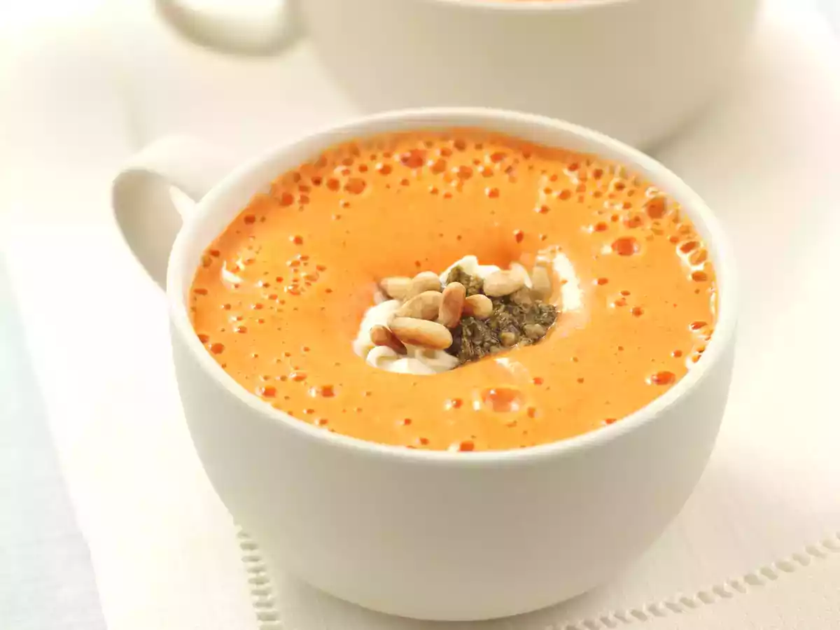 Velouté de poivrons, pesto et pignons