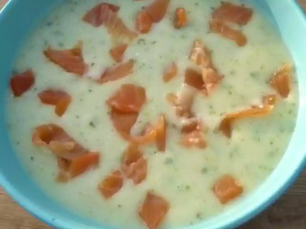 Velouté de pommes de terre et courgettes au chèvre parsemé de truite fumée