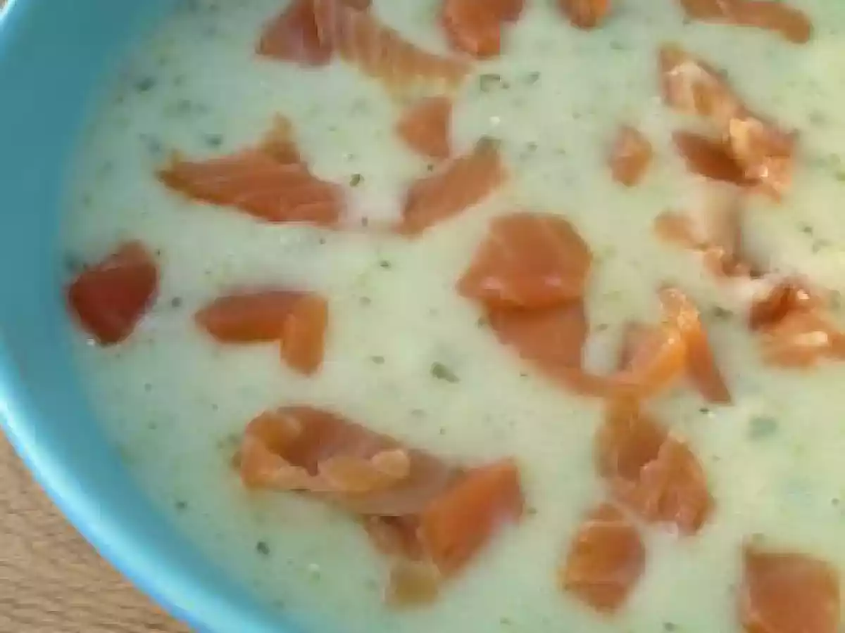 Velouté de pommes de terre et courgettes au chèvre parsemé de truite fumée - photo 2