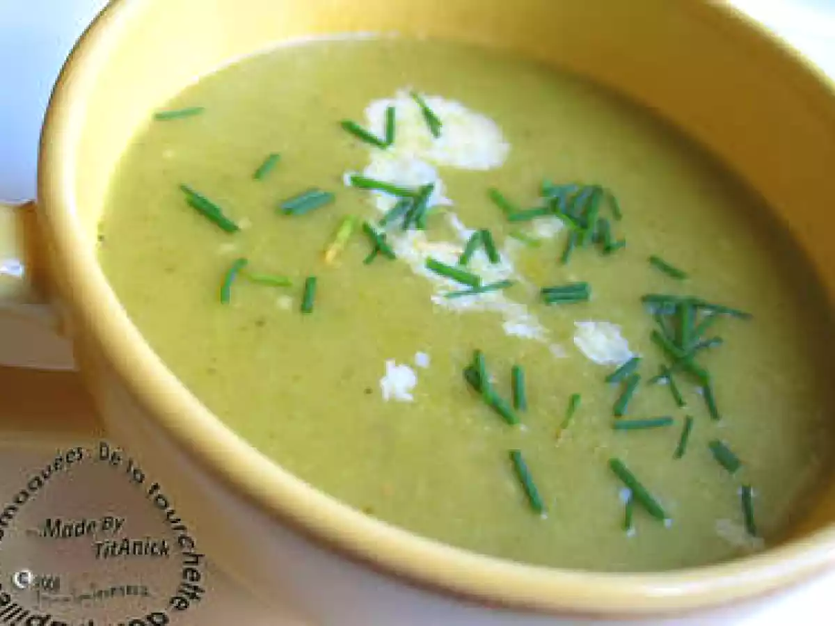 Velouté de tomates vertes à l'oignon et aux feuilles de céleri
