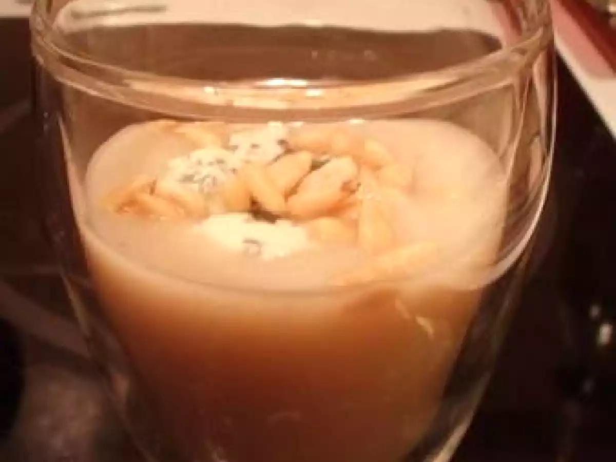 Velouté de topinambour à la fourme d'Ambert et aux pignons de pin
