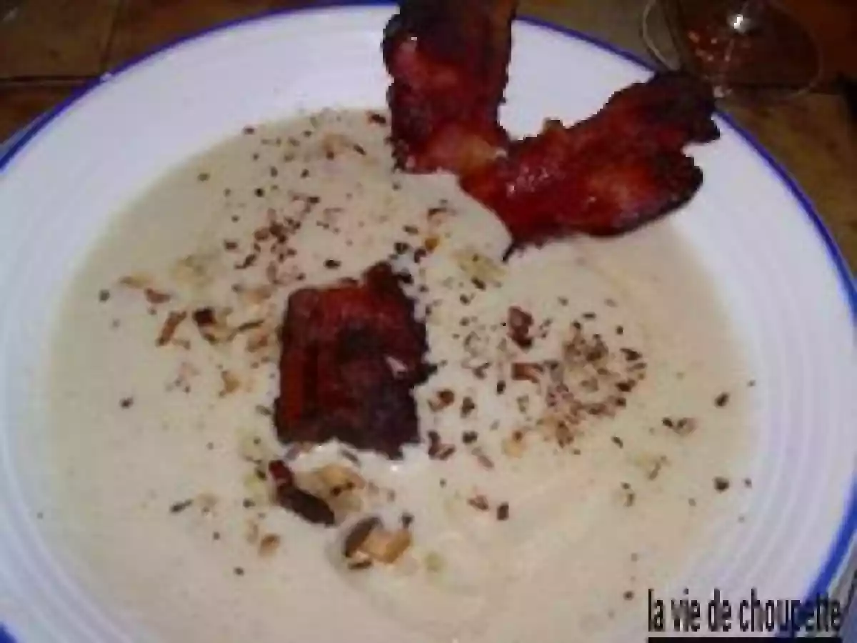VELOUTE DE TOPINAMBOURS A L'HUILE DE NOISETTES, CHIPS DE LARD