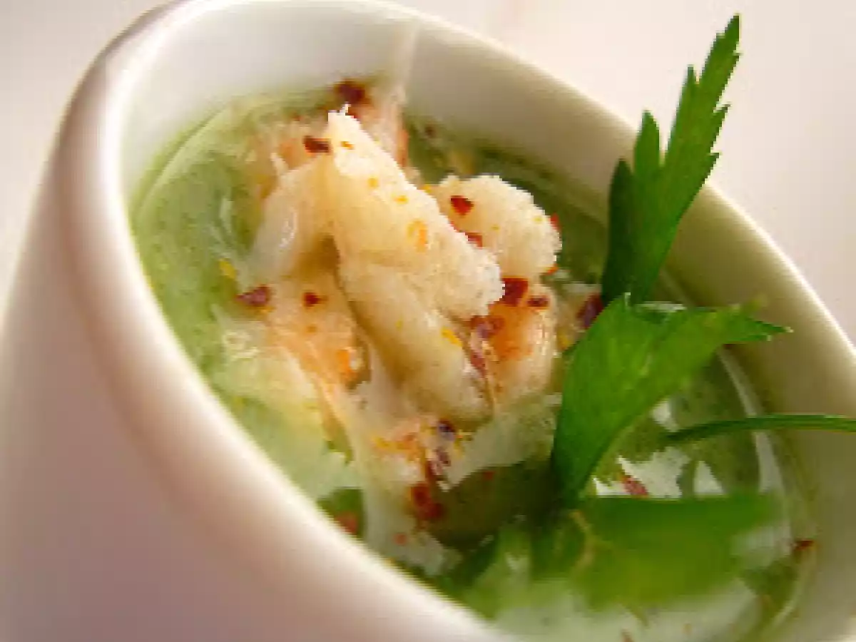 Velouté servi en verrine aux fanes de radis et au crabe
