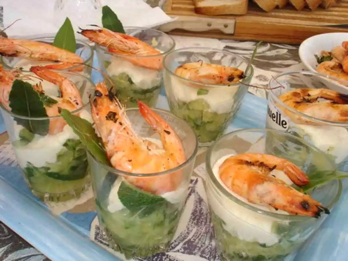 Verrine à la tapenade de courgette et sa crème de parmesan, crevettes