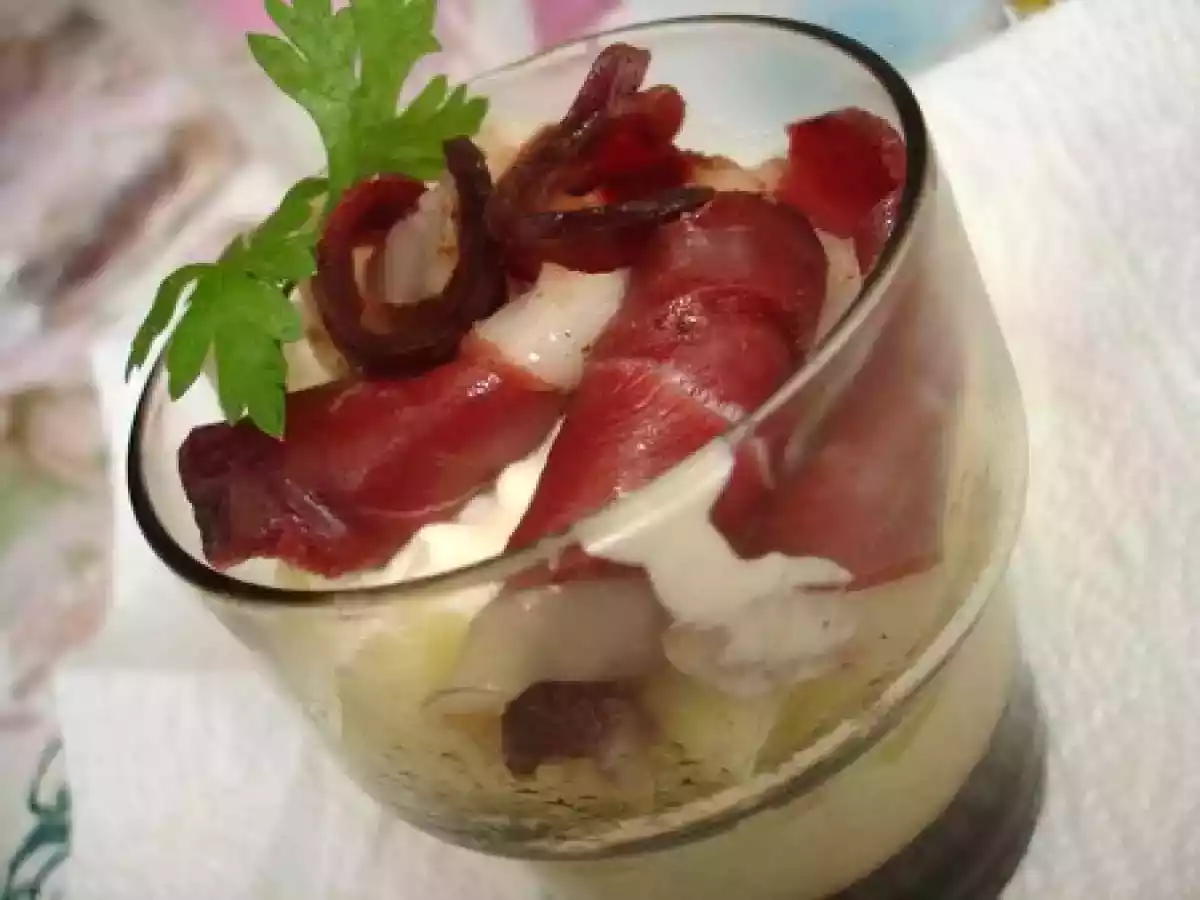 Verrine au confit de pommes, chèvre et magrets fumés