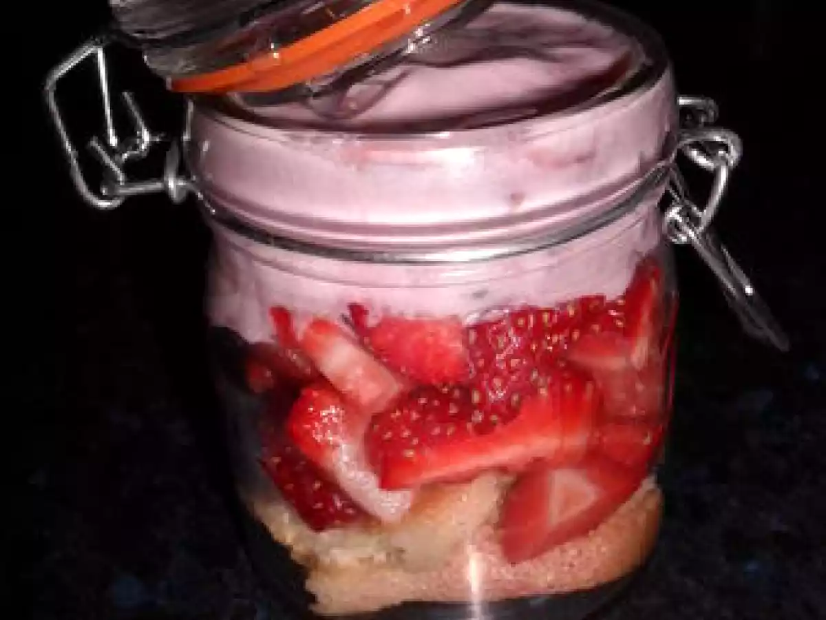 VERRINE AUX FRAISES SUR BISCUIT