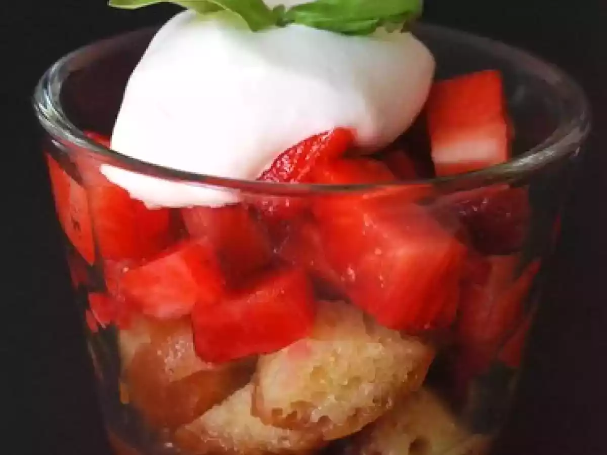 Verrine : baba au limoncello, fraises et chantilly à la bergamote