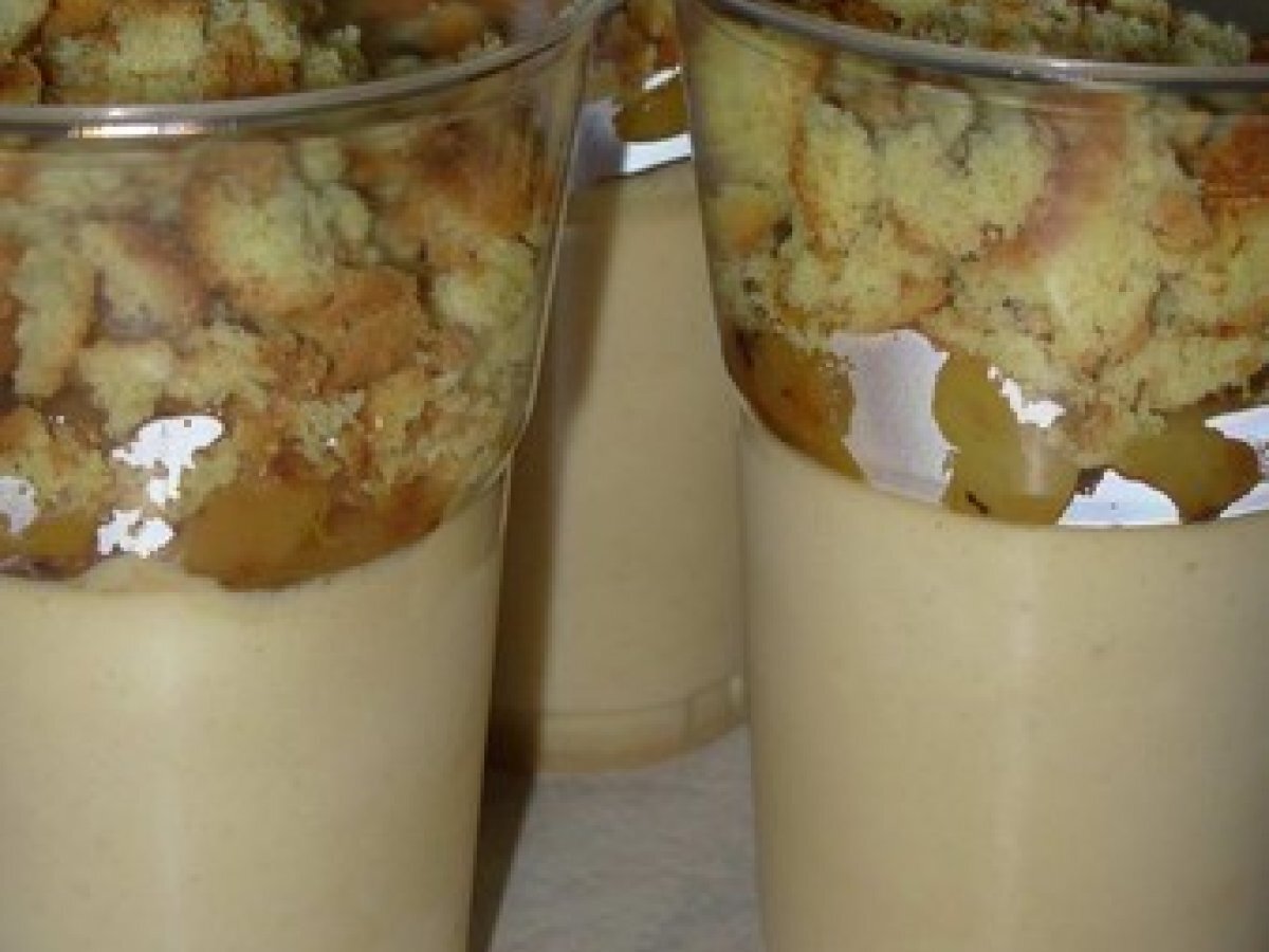 Verrine bavaroise au caramel, pommes poélées au beurre salé, façon crumble