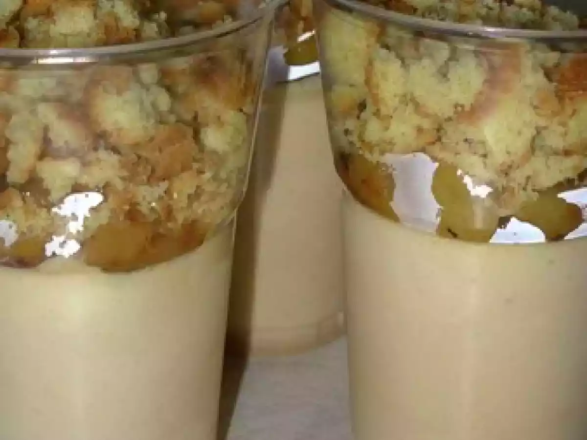 Verrine bavaroise au caramel, pommes poélées au beurre salé, façon crumble