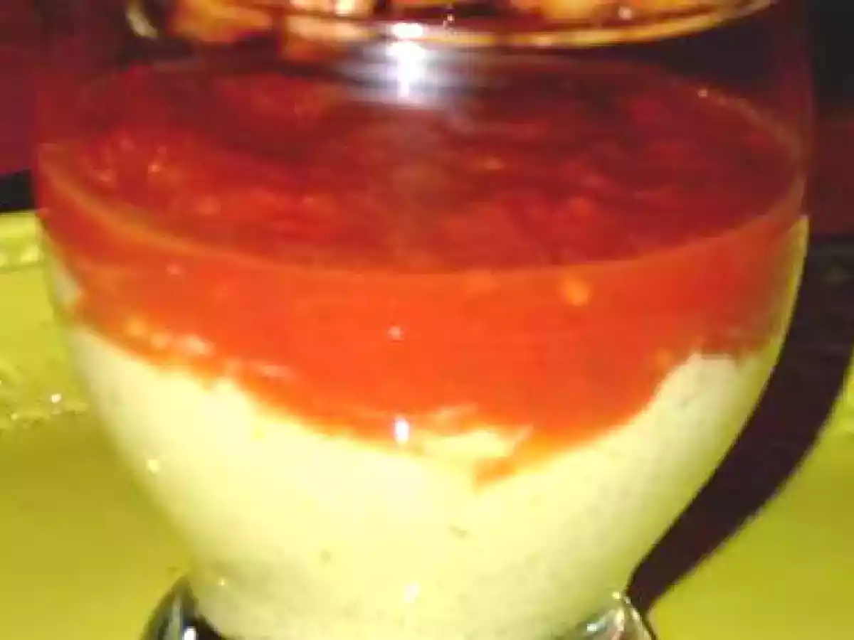Verrine, chantilly d'avocat, coulis de tomate au basilic