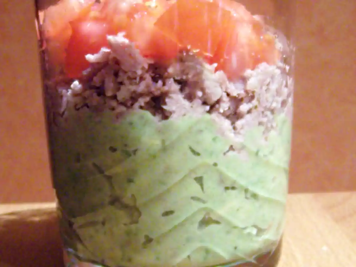 Verrine d'avocat au thon et à la tomate
