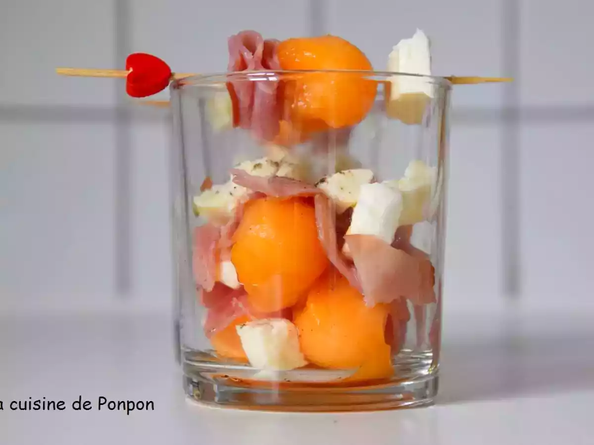 Verrine de billes de melon, mozzarella et jambon