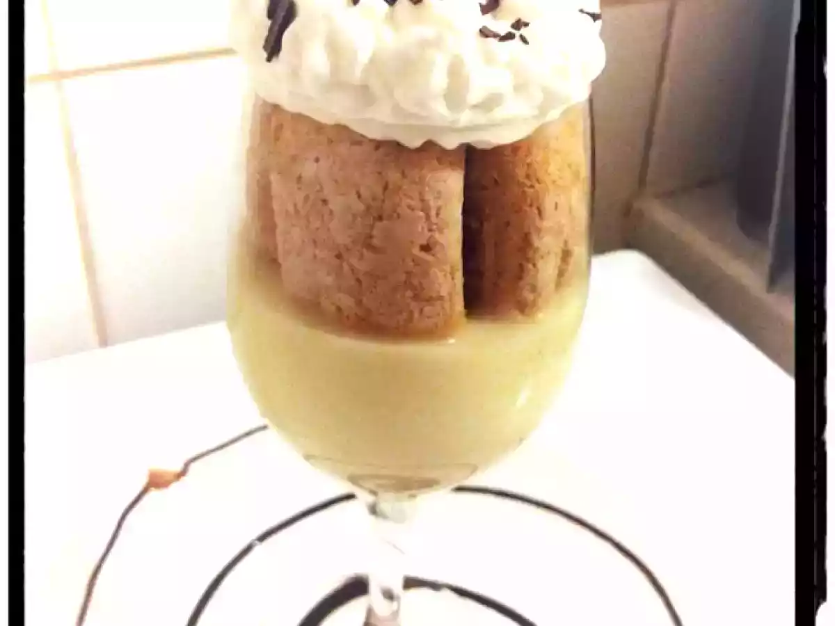 Verrine de biscuit à la cuillère et sa crème anglaise et framboises