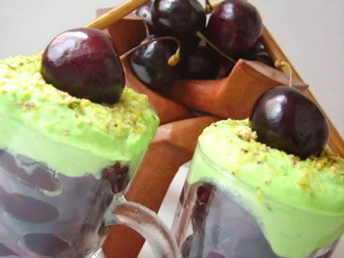 VERRINE DE CERISE À LA MOUSSE DE PISTACHE