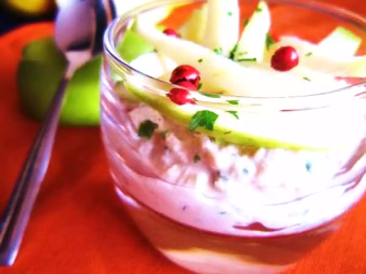 Verrine de complexes aux rillettes de thon et mikado de pomme vert