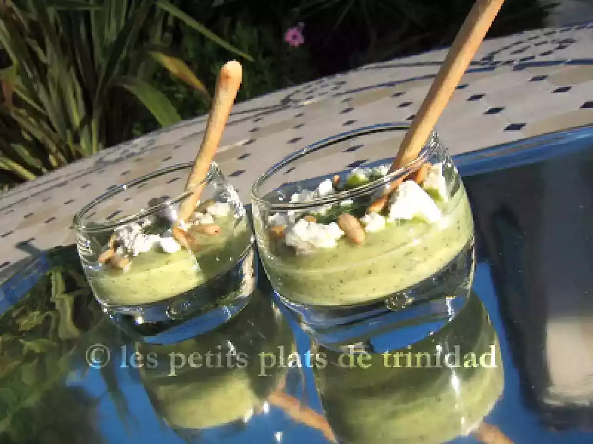 Verrine de crème de courgettes au pesto et féta