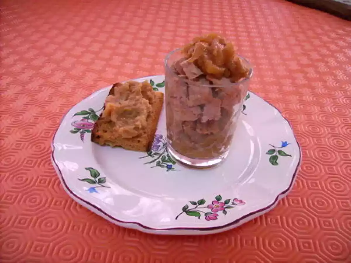 VERRINE DE FOIE GRAS SUR UNE COMPOTEE DE POIRES OIGNONS EPICEE