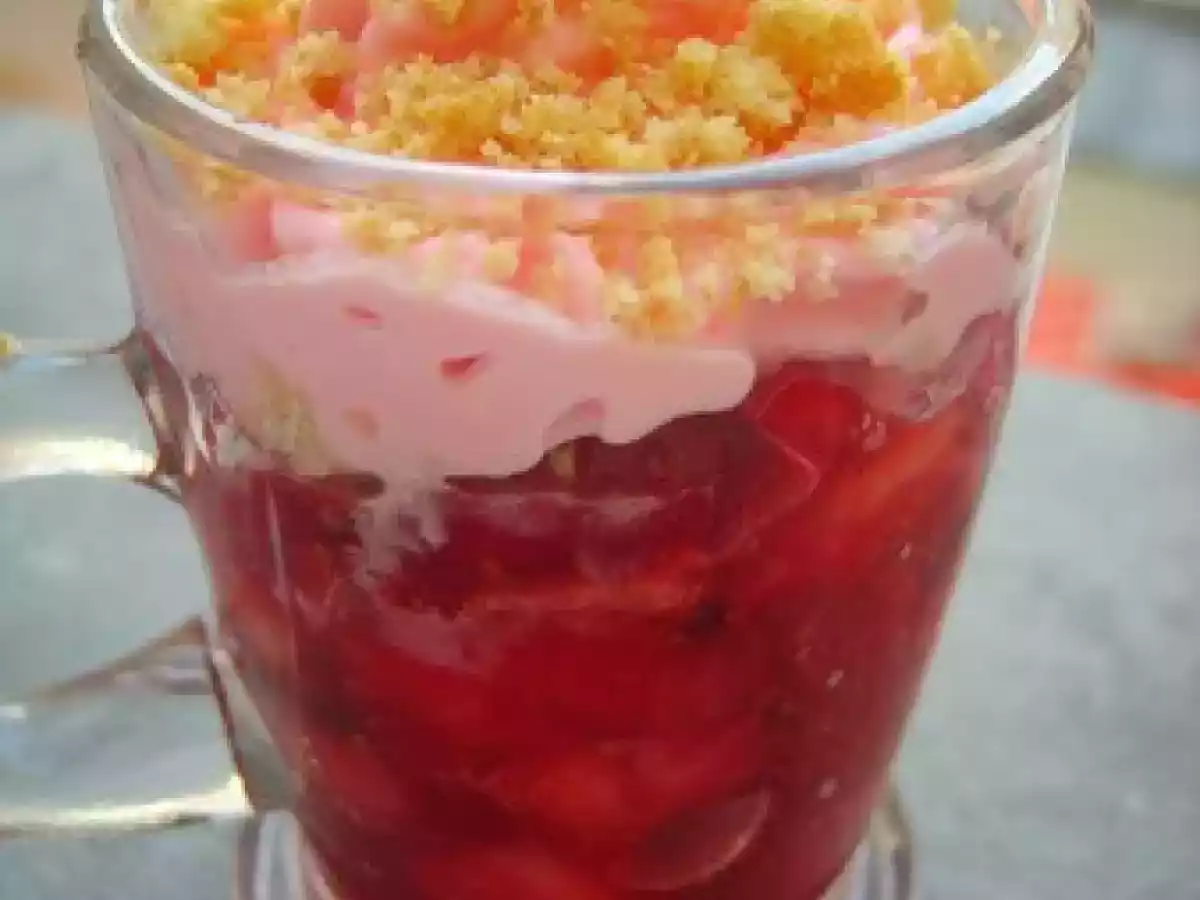VERRINE DE FRAISES CITRONNÉES ET SA MOUSSE DE RICOTTA BISCUITÉE