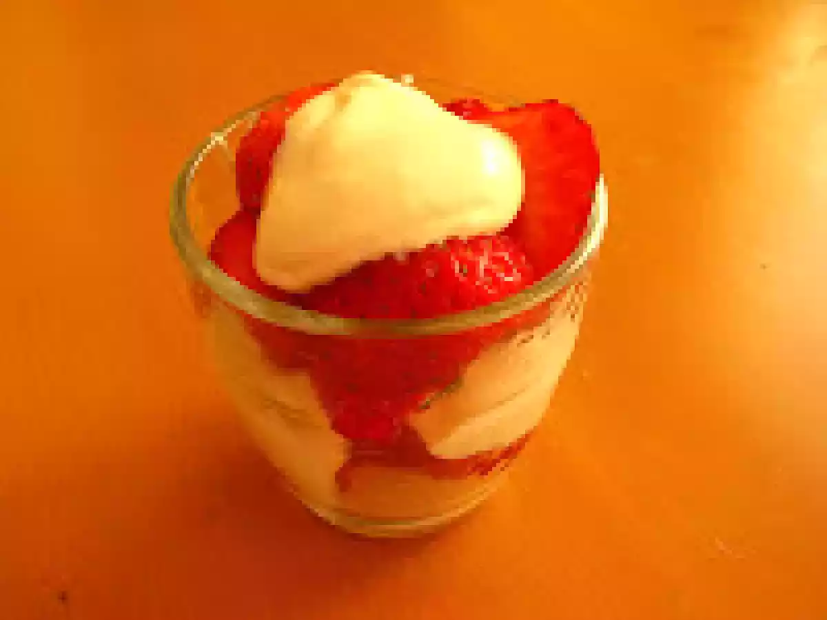 Verrine de fraises, crème au mascarpone et à la ricotta au citron vert