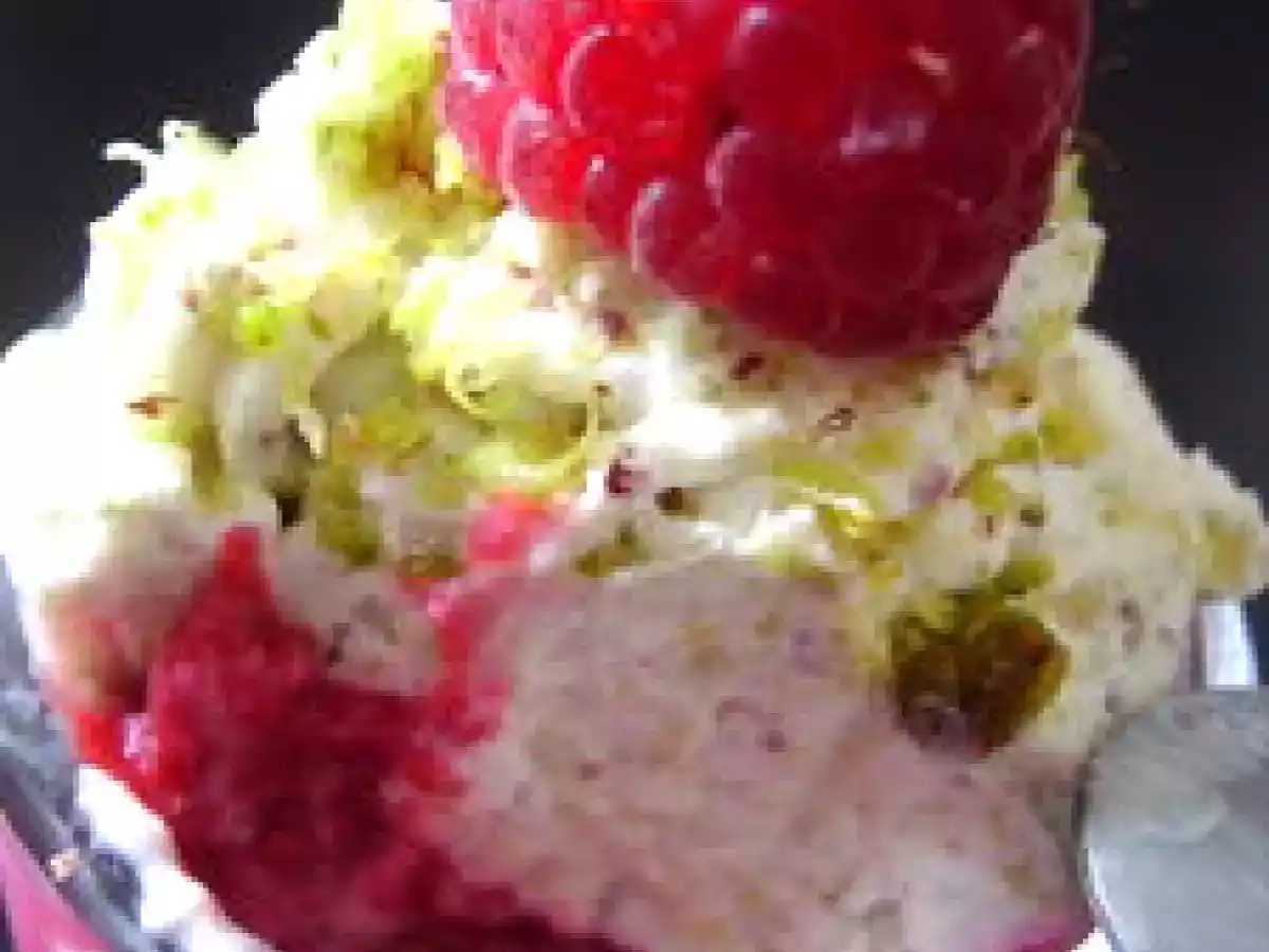 VERRINE DE FRAMBOISES-AMANDES À LA CHANTILLY DE PISTACHE