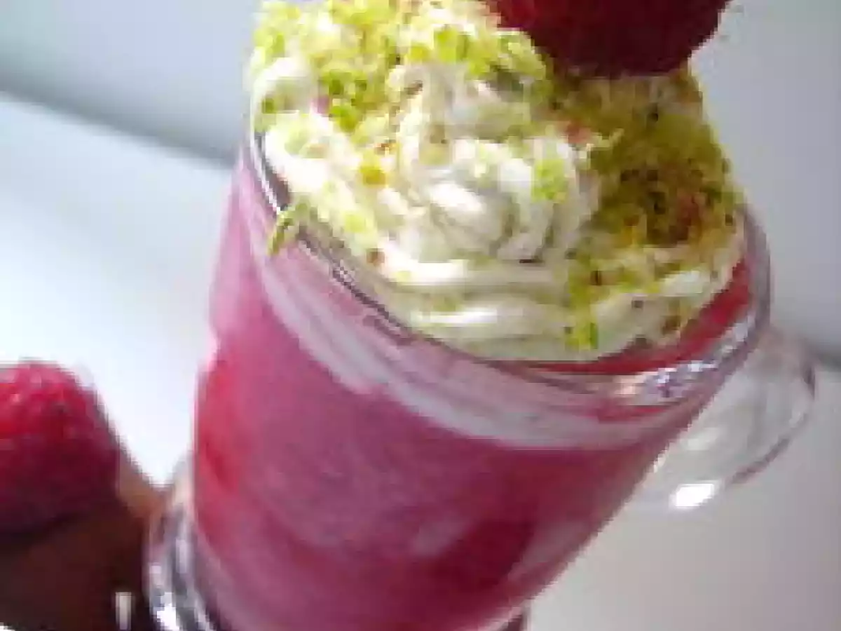 VERRINE DE FRAMBOISES-AMANDES À LA CHANTILLY DE PISTACHE - photo 2
