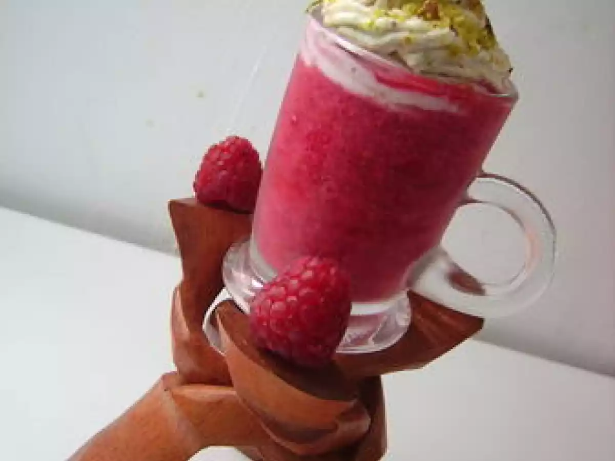 VERRINE DE FRAMBOISES-AMANDES À LA CHANTILLY DE PISTACHE - photo 3