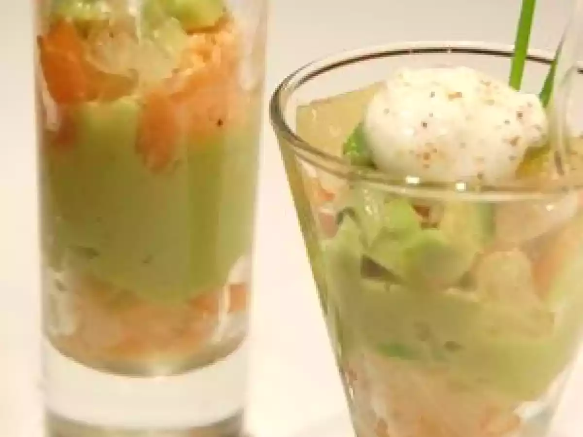Verrine de la mer - saumon, crevette, avocat et pamplemousse