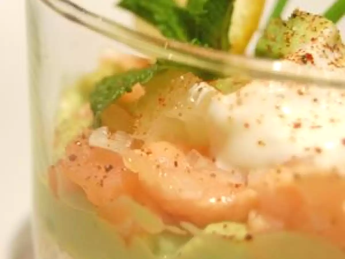 Verrine de la mer - saumon, crevette, avocat et pamplemousse - photo 2