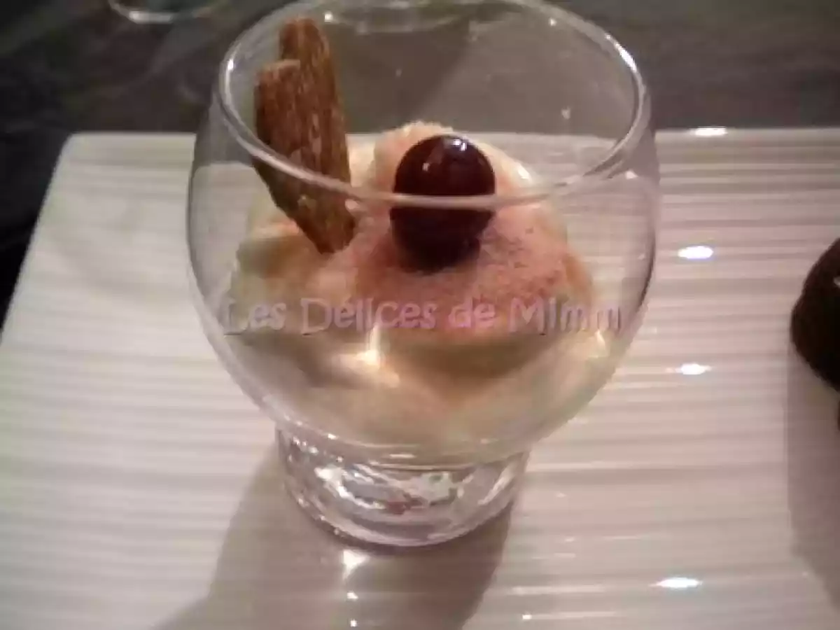 Verrine de mascarpone aux griottines® et biscuits roses