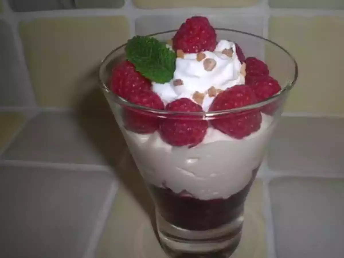 VERRINE DE MASCARPONE SUR LIT DE FRUITS ROUGES