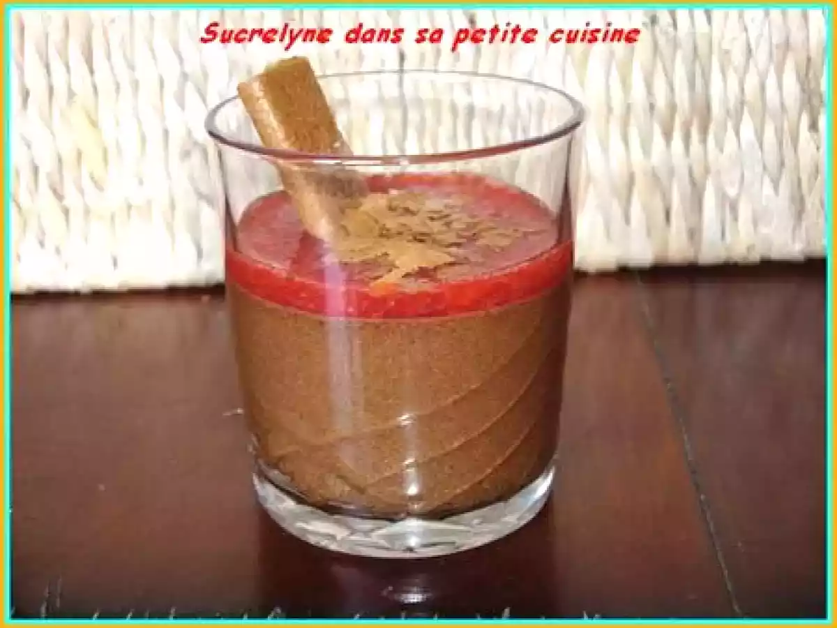 Verrine de mousse au chocolat et son coulis de fraise
