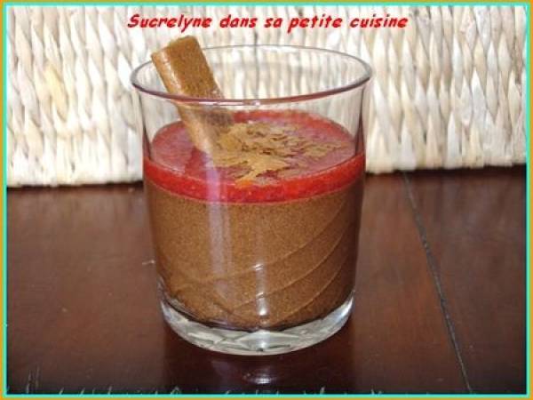 Verrine de mousse au chocolat et son coulis de fraise