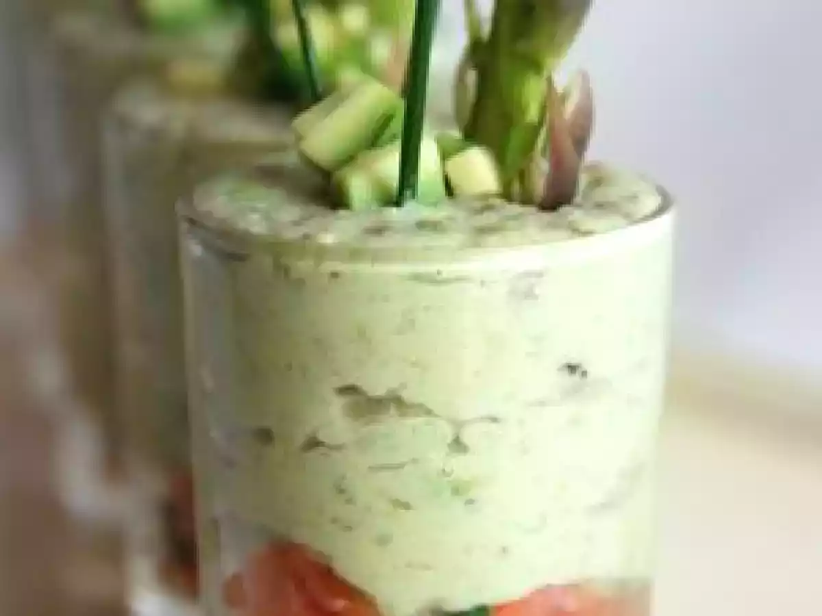 Verrine de mousse d'avocat sur tartare de saumon