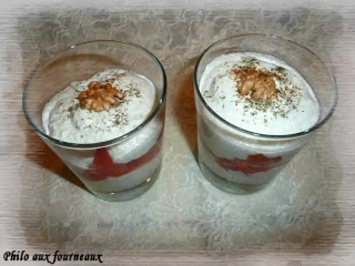 Verrine de mousse de concombre au chèvre, aux noix et ses dès de tomates