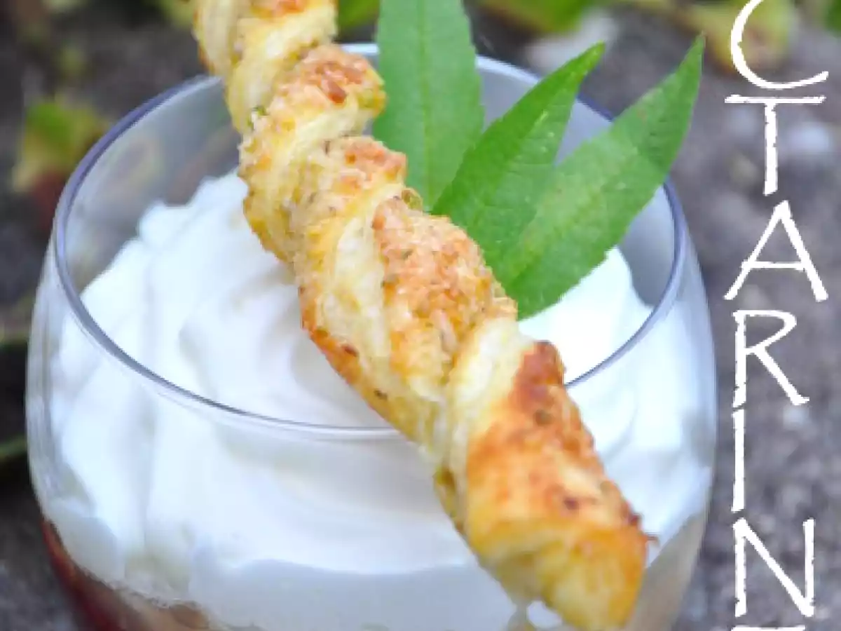 Verrine de nectarines à la chantilly de verveine et sacristains amandes-pistaches