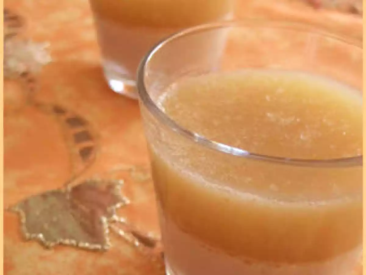 Verrine de panacotta à la cannelle et sa gelée de pomme au rhum