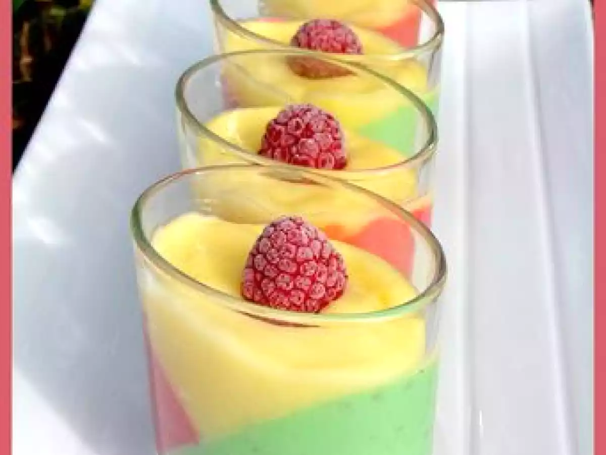 Verrine de panacottas tricolores (Framboise, Pistache et crème de citron)