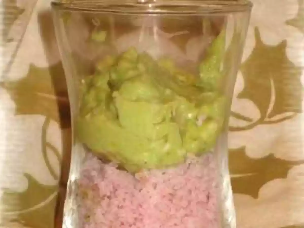 Verrine de purée d'avocat au roquefort et emietté de jambon