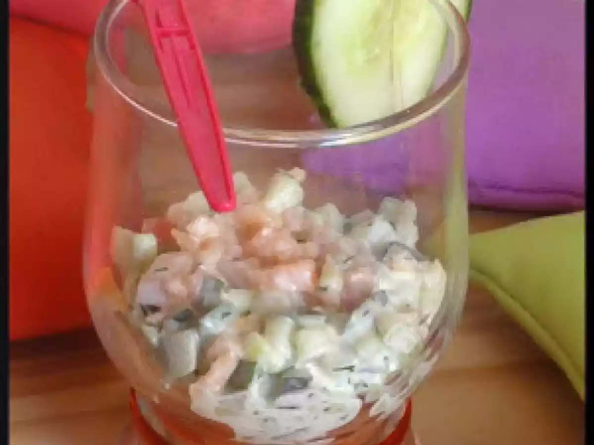 Verrine de tartare de concombre, crème à l'aneth, tomates en cubes et lardons