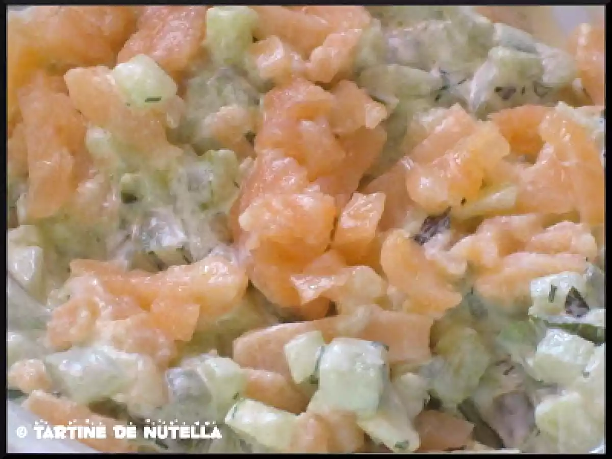 Verrine de tartare de concombre, crème à l'aneth, tomates en cubes et lardons - photo 2