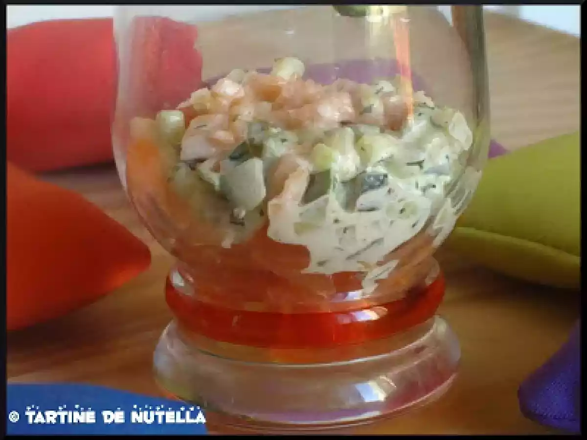 Verrine de tartare de concombre, crème à l'aneth, tomates en cubes et lardons - photo 3