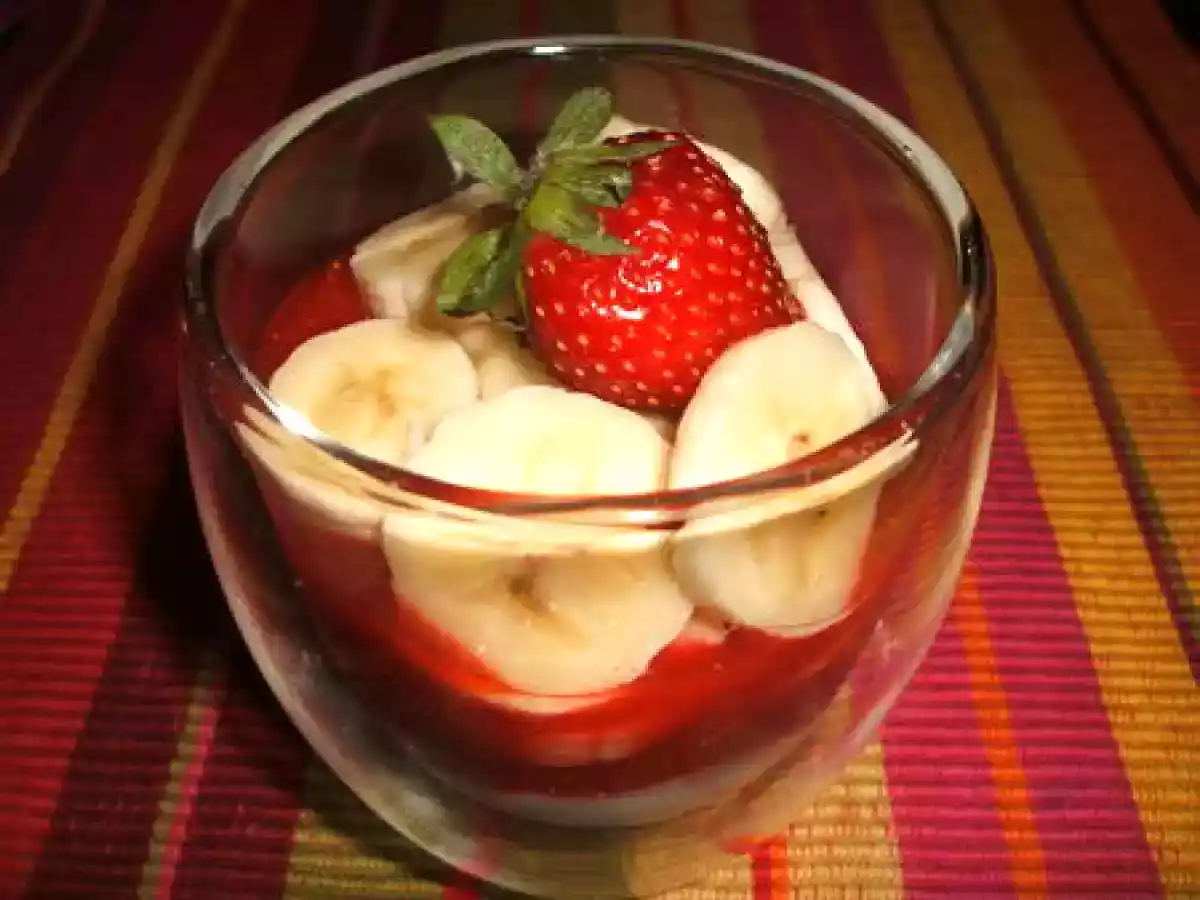 Verrine de yaourt au coulis de fraises et aux bananes