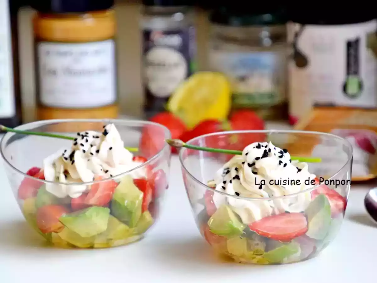 Verrine fraîcheur printanière: avocat, tomate et fraise, végétarien