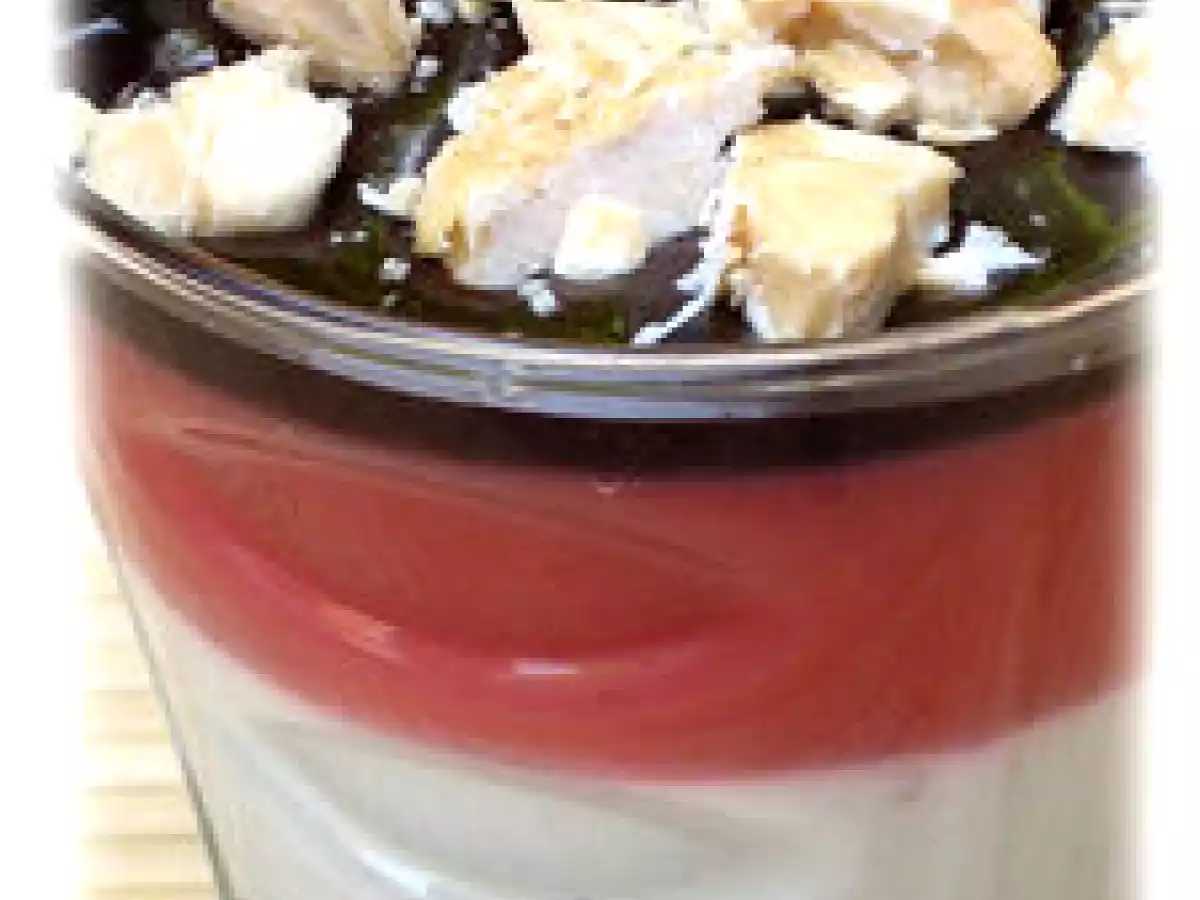 Verrine mousse banane, gelée de fraise sur lit de chocolat et éclats de nougat - photo 2