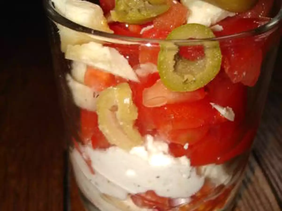 Verrine provençale aux tomates, aux deux fromages et aux olives