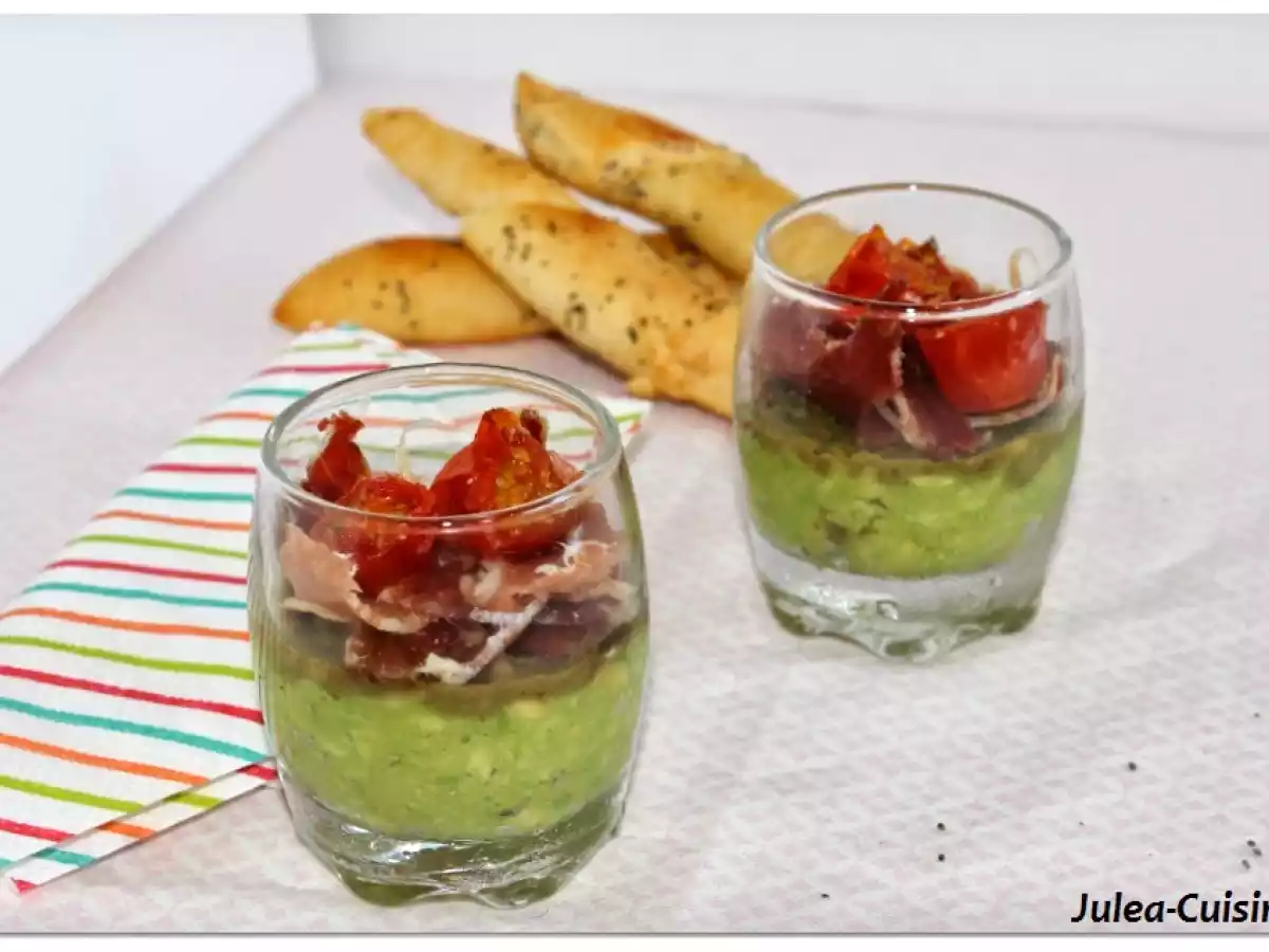 Verrine purée avocat-amande pimentée, jambon serrano et tomates cerises roties