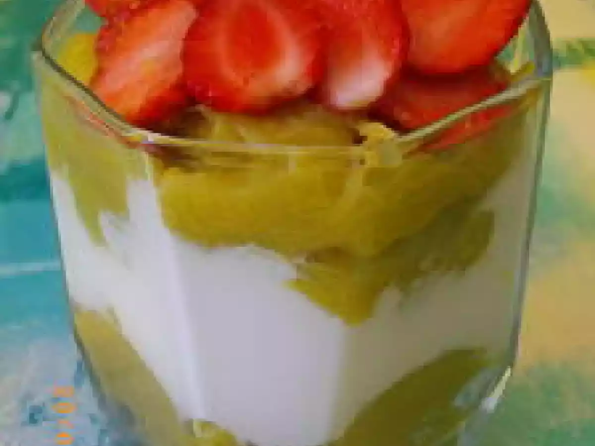 Verrine rhubarbe, fraises et fromage blanc