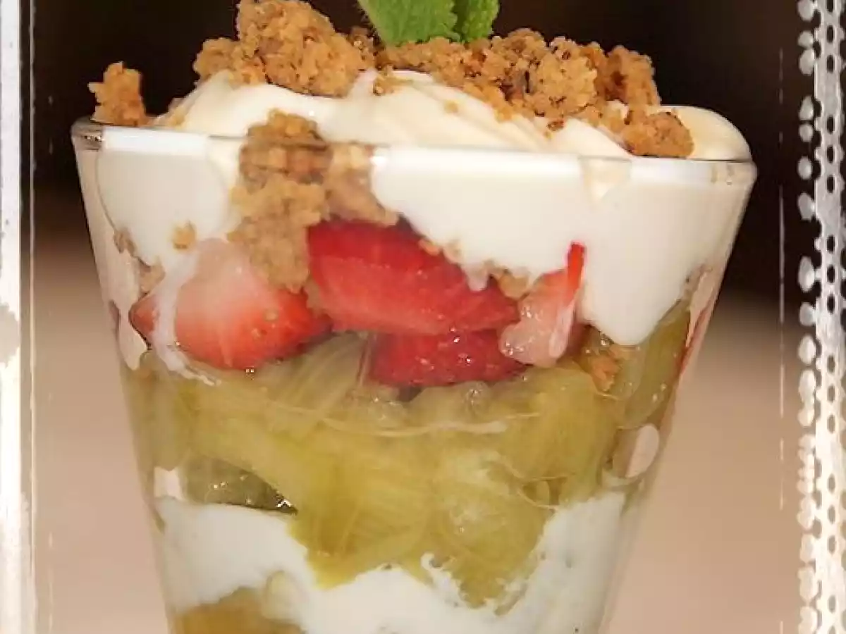Verrine rhubarbe, fraises, ricotta au gingembre et son crumble de noisettes