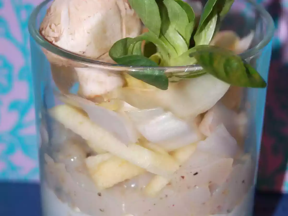 Verrine salée: crème, noix de Saint-Jacques, pommes, endives