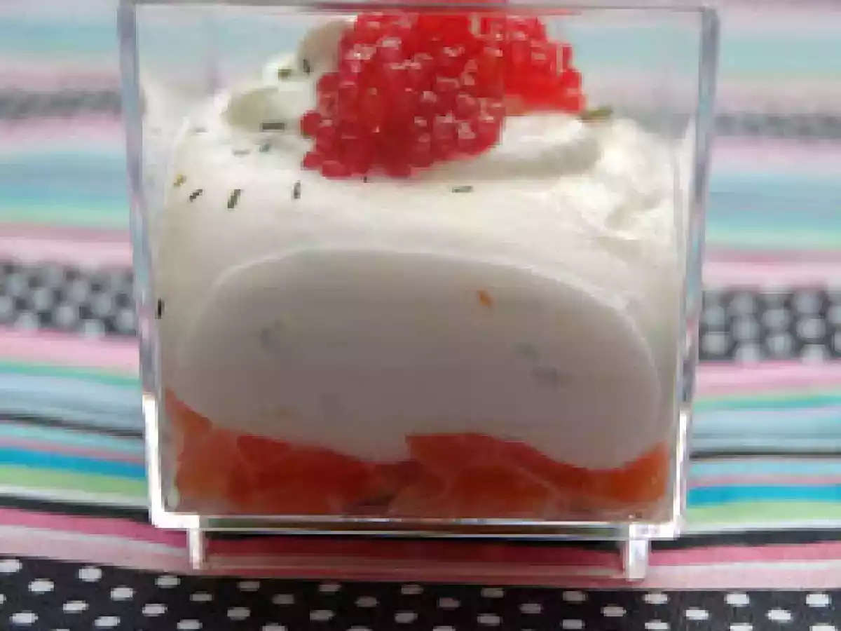 Verrine saumon fumé et crème à l'aneth coiffée d'oeufs de lump orangés